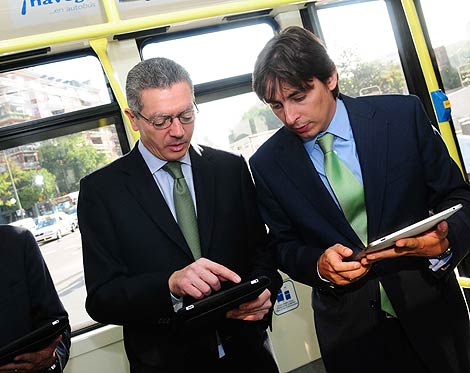 Ruiz-Gallardón, en la presentación del Wi-Fi en el bus. (Ayto.)