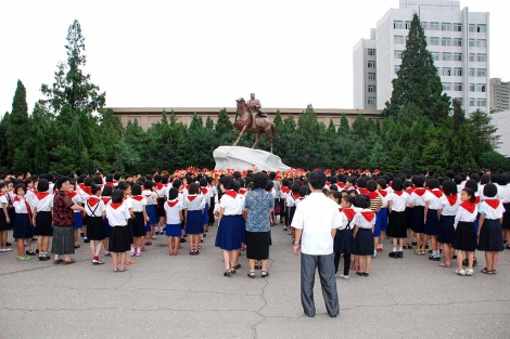 Escolares frente a una estatua de Kim Jong Il. | David Jimnez