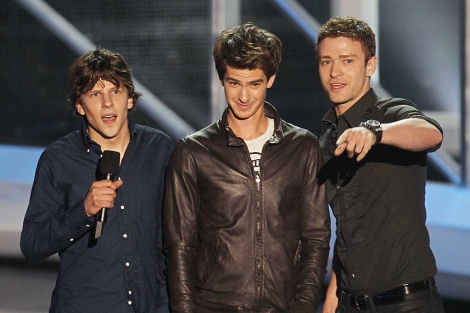 Los protagonistas del filme 'The Social Network', Eisenberg, Garfield y Timberlake en la gala de los MTV. | Reuters