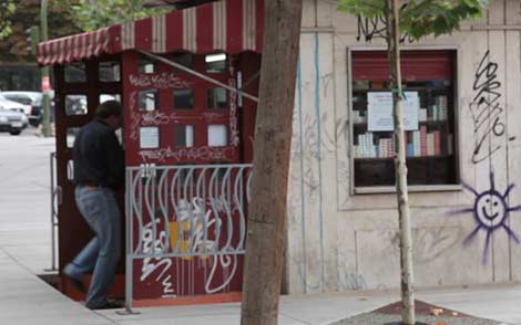 Kiosco hundido en la plaza de la Independencia. | ELMUNDO.es