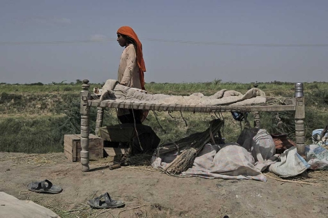 Una superviviente de las inundaciones, junto a su cama. | AP
