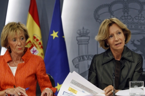 Elena Salgado junto a Fernndez de la Vega explican las conclusiones del Consejo de Ministros. | Reuters