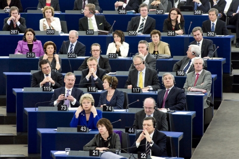 Los comisarios de la actual CE, en el Parlamento Europeo.| CE