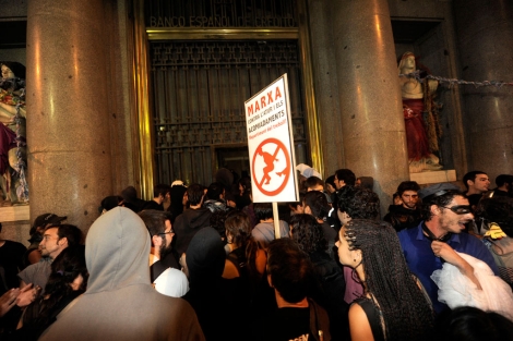 Momento en el que decenas de activistas entran en el edifico | S. Cogolludo
