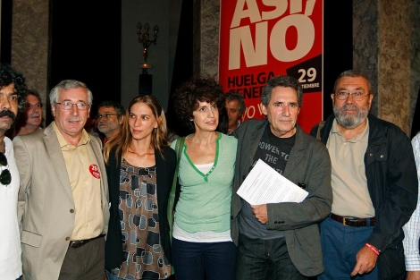 Los lderes sindicales junto a Miguel Ros y Adriana Ozores. | Efe