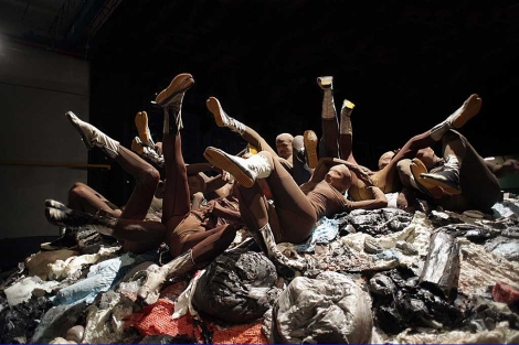 Foto del ensayo de sta pera donde se puede ver a unos figurantes en un montn de basura. | JAVIER DEL REAL