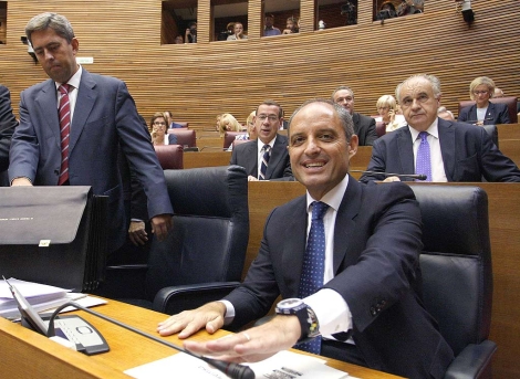 Francisco Camps sonre sentado en su escao parlamentario | Reuters