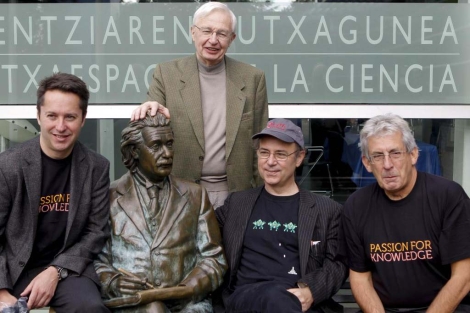 Frank Wilczek (con gorra), junto a otros cientficos en San Sebastin. | El Mundo