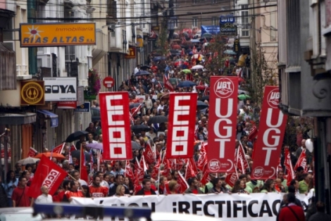 La manifestacin de UGT y CC.OO. por las calles de Ferrol. | Efe