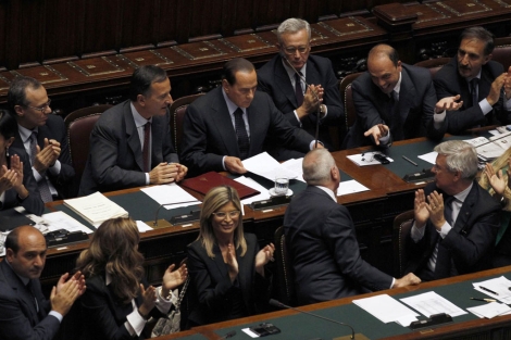 Berlusconi recibe el aplauso de sus compaeros. | Reuters