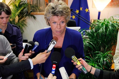 Reding habla con periodistas en Bruselas.| Reuters