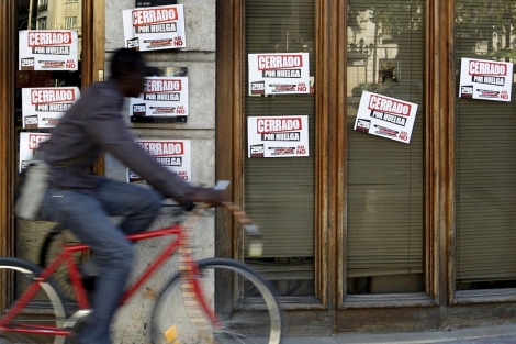 Un cicloturista circula por las calles de Valencia. | Efe