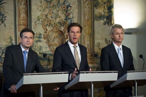 De izquierda a derecha, Maxime Verhagen, Mark Rutte y Geert Wilders en La Haya. | AFP