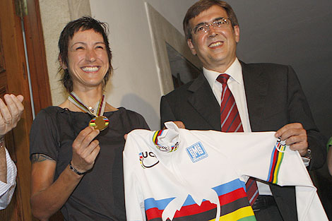 Marga Fullana recibida porel presidente balear tras consguir el Campeonato del Mundo en 2008 | Jordi Avell