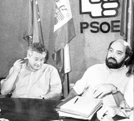 El renovador Joaquín Leguina y el guerrista José Acosta, en una reunión de la FSM en 1990.