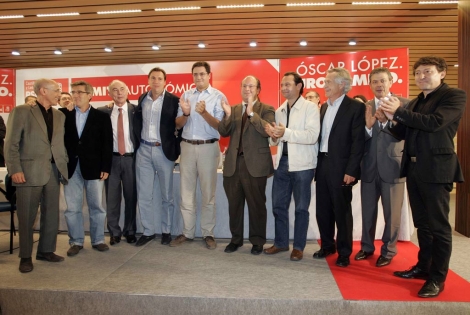 scar Lpez, quinto por la izquierda, con sus candidatos municipales. | Ical