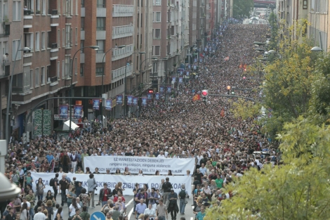 Miles de personas marchan en Bilbao por los derechos humanos y ...