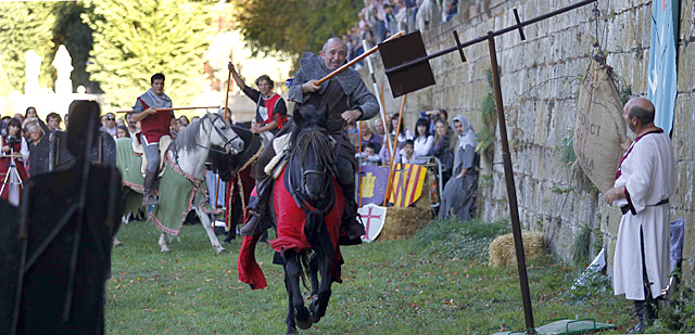 Los 'caballeros' demostraron sus habilidades como jinetes en el torneo medieval celebrado en la orilla del Arlanzn. | I. L. Murillo