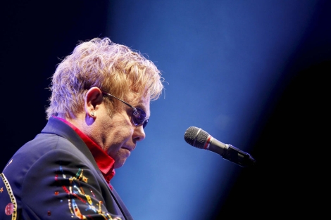 Elton John, al piano durante su concierto en el Palacio de los Deportes de Madrid. | Efe