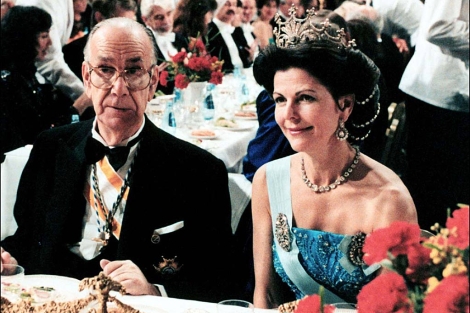 Camilo Jos Cela y la reina de Suecia, durante la gala de los Nobel de 1989. | Primera visin