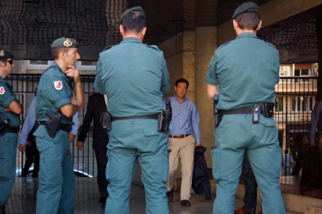 Alberto Guerra, con camisa azul, llega acompaado de agentes de la Guardia Civil. | Fran Alburquerque