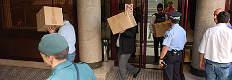 La Guardia Civil traslada documentacin en varias cajas. | Alfonso Durn