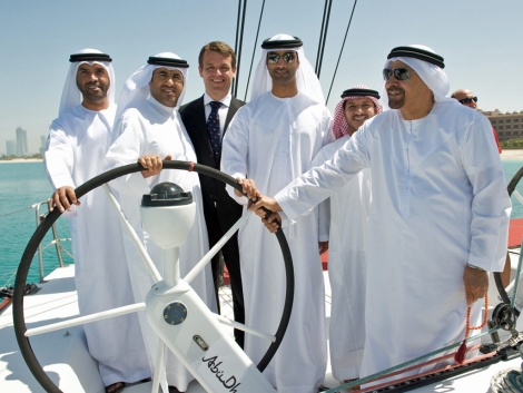 Los responsables del barco Abu Dhabi con Knut Frostad, durante la presentacin del barco. | VOR