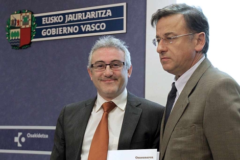 Javier Forcada, director de Eustat, y Jos Asa representante de Sanidad, en la presentacin. | Efe