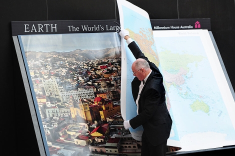 Gordon Cheers, con su atlas. | AFP