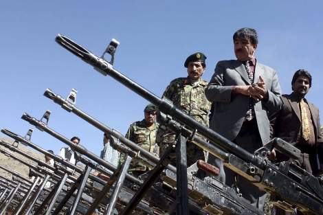 Oficiales afganos revisan armas confiscadas. | Efe