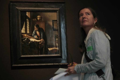 Una mujer, ante 'El gegrafo' de Jan Vermeer van Delft en Bilbao. | Iaki Andrs