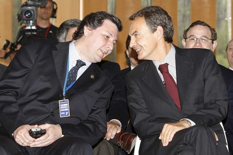 Zapatero dialoga con el ministro del Interior de Paraguay. | Efe