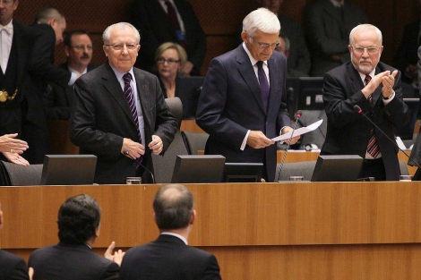 Delors, Buzek y De Maiziere, en el Parlamento.| Efe