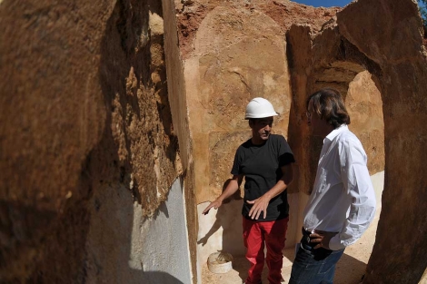 Expertos debaten en el yacimiento donde se ha hallado una cisterna romana. | Cata Zambrano