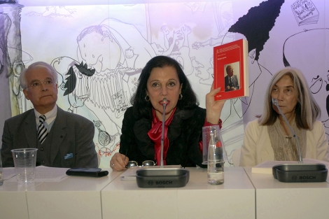Alfonso De Toro (i), Magdalena Faillace (c), y la viuda de Jorge Luis Borges, Maria Kodama, durante la conferencia 'El poeta Borges' en la Feria del Libro . Foto: Efe