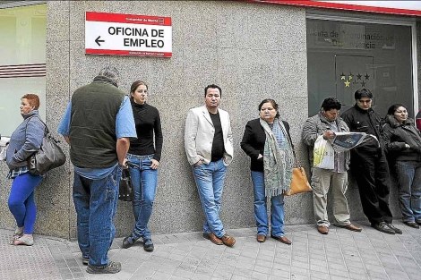Cola de parados, con algunos inmigrantes, ante una oficina del Inem en Madrid. | Bernardo Daz