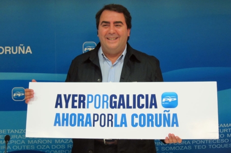 Carlos Negreira sostiene el cartel que incluye la denominación 'La Coruña'.