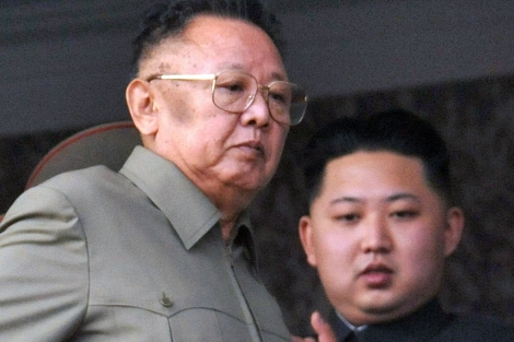Kim Jong-il, junto a su hijo durante el desfile. | Reuters