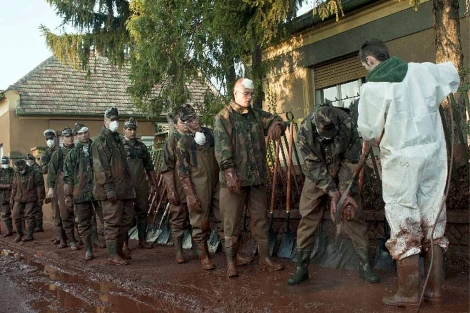 Soldados hngaros haciendo fila para ser limpiados. | Foto: Efe