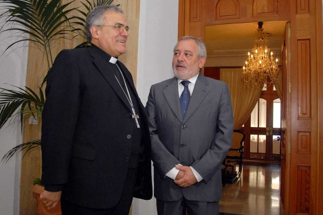El obispo de Crdoba, junto al alcalde, Andrs Ocaa (IU). | Madero Cubero