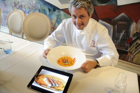Fernando Canales, del Etxanobe, muestra el iPad junto a uno de sus platos. | Patxi Corral