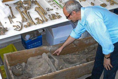 El doctor Pastor examina la momia hallada en la iglesia de 'La Peregrina' de Sahagn.