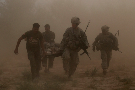 Efectivos estadounidenses y afganos trasladan a un soldado herido. | Reuters