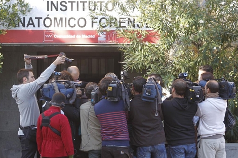 La familia de Antonio Puerta, rodeada por los medios, en el Instituto Anatmico Forense. (Foto: J. C. Hidalgo)