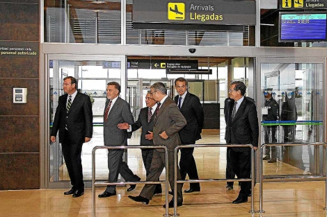 El presidente del Gobierno a su llegada a la terminal del aeropuerto de Len acompaado, entre otros, por Antonio Silvn, Miguel Alejo y Jos Blanco. | Ical