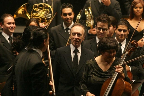 En 2007, Claudio Abbado (en el centro) dirigiendo la Sinfnica de la Juventud Venezolana Simn Bolvar. | F. Ruso