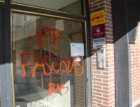 Aparece una pintada con insultos de 'fascistas' en la sede del PP de ...