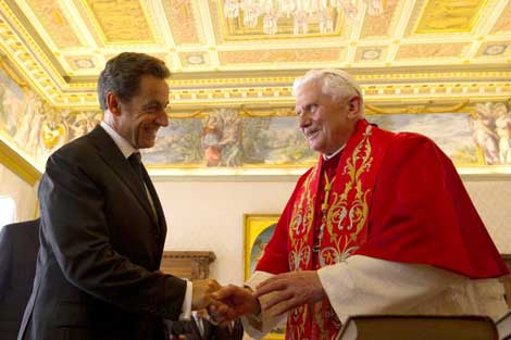 Sarkozy saluda al Papa, en su reciente visita al Vaticano. | Efe