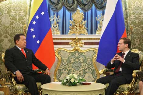 Hugo Chvez (izqda.) y Dimitri Medvedev, en su reunin en el Kremlin. | Ap