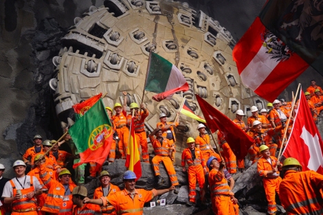 Varios trabajadores celebran que han terminado la perforacin en Suiza . | AFP